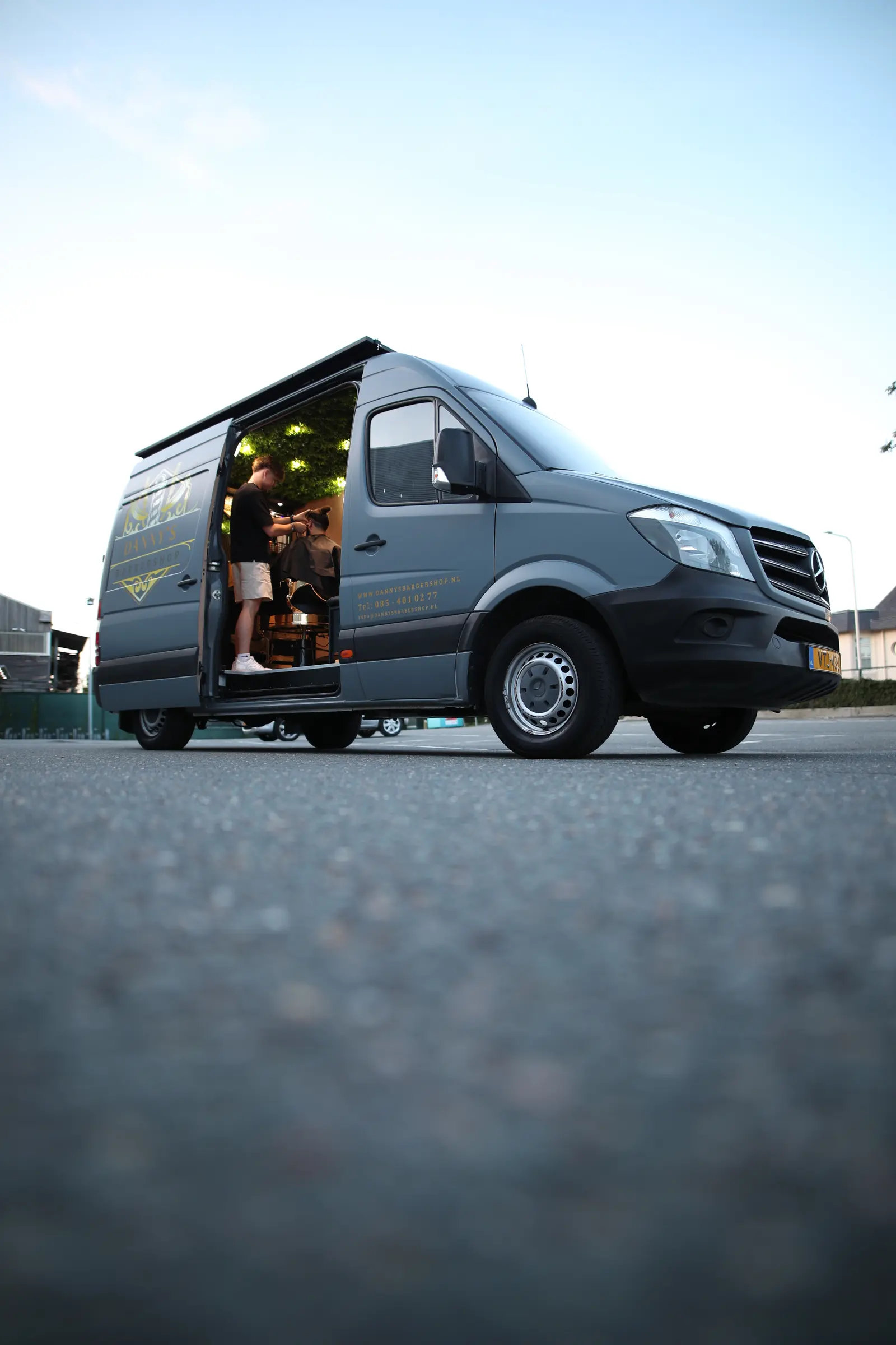 Voorkant van de kapperbus van Danny's Barbershop, onderweg naar klanten in Boskoop