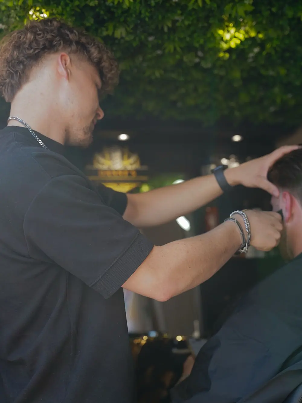 Danny knipt een klant in de kapperbus in Boskoop
