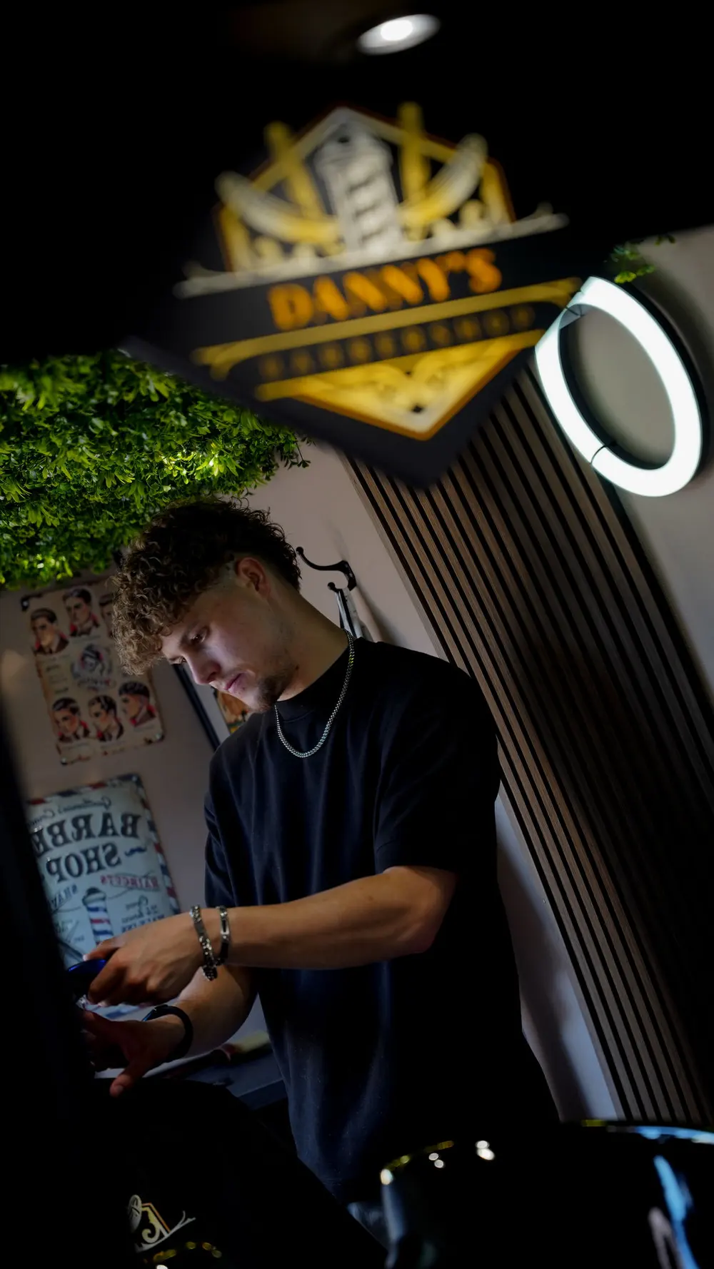 Danny, kapper van Danny's Barbershop, aan het werk in zijn kapperbus voor klanten in Boskoop